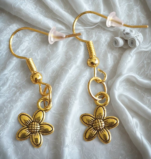 Boucles d'oreilles acier motif fleur modèle 1 doré