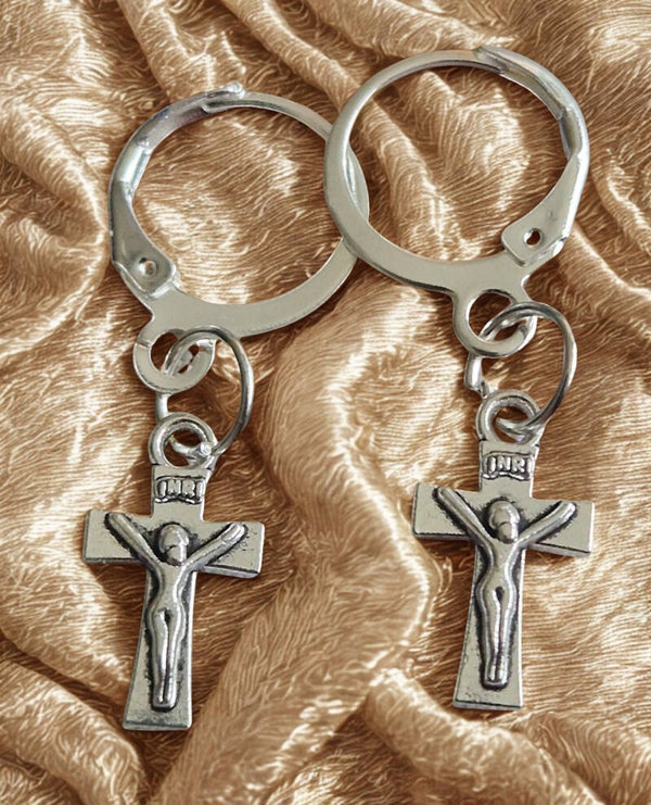 Boucles d'oreilles acier motif croix modèle 1 argenté