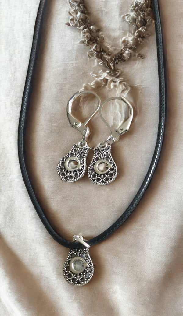 Parure  Collier avec fleur et lune étoile argenté avec cordon ciré cuir noir avec boucles argenté et boucles d'oreilles fleur et lune étoile argenté