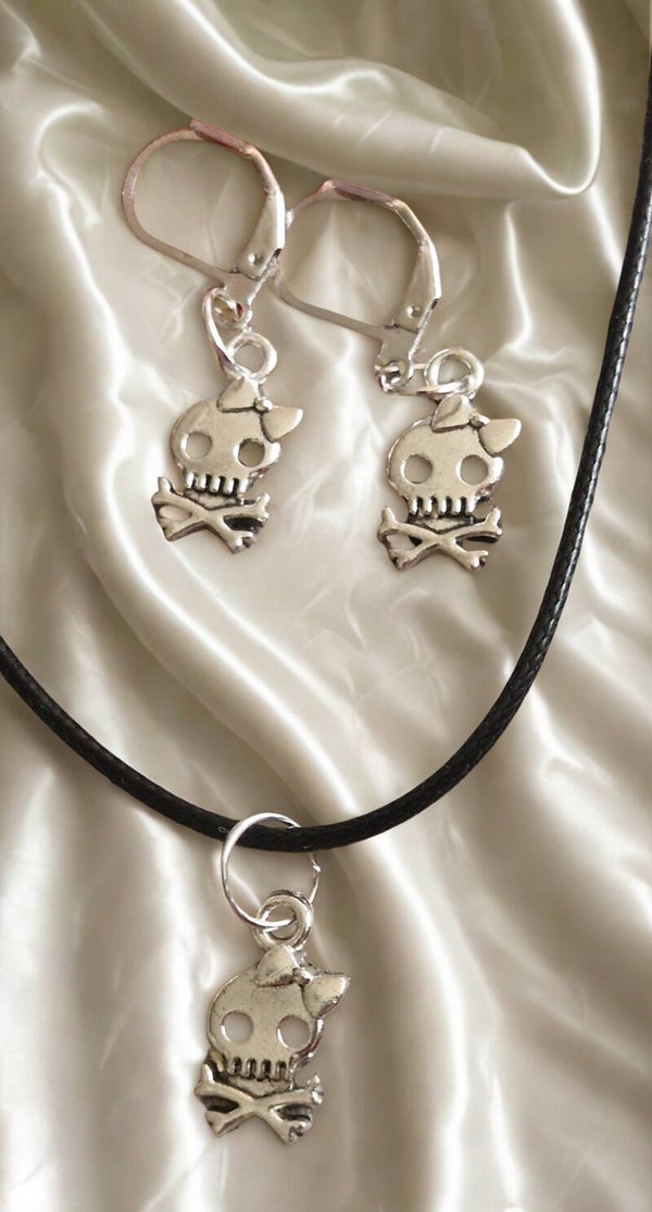 Parure  Collier avec pendentif  tete de mort argenté avec cordon ciré cuir noir avec boucles argenté  et boucles d'oreilles tête de mort argenté