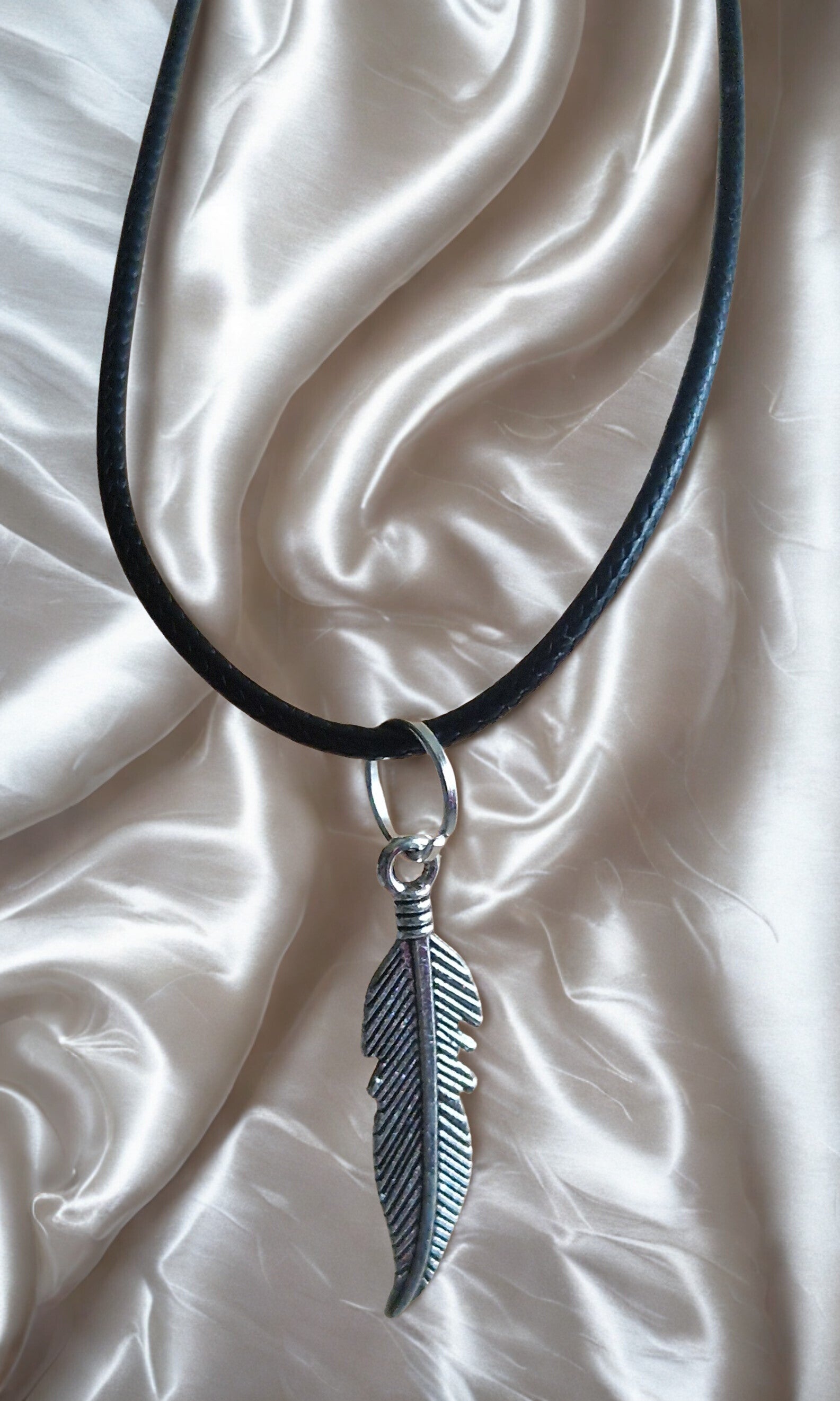 Parure  Collier avec pendentif  plume argenté avec cordon ciré cuir noir avec boucles argenté et boucles d'oreilles plume argenté