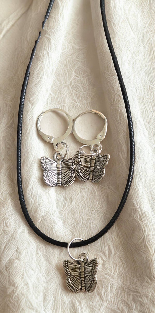 Parure  Collier avec pendentif papillon argenté cordon ciré cuir noir avec boucles argenté et boucles d'oreilles papillon argenté