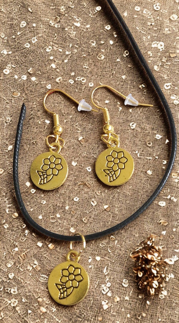 Parure  Collier avec pendentif  rond avec fleur doré avec cordon ciré cuir noir avec boucles argenté et boucles d'oreilles rond avec fleur doré