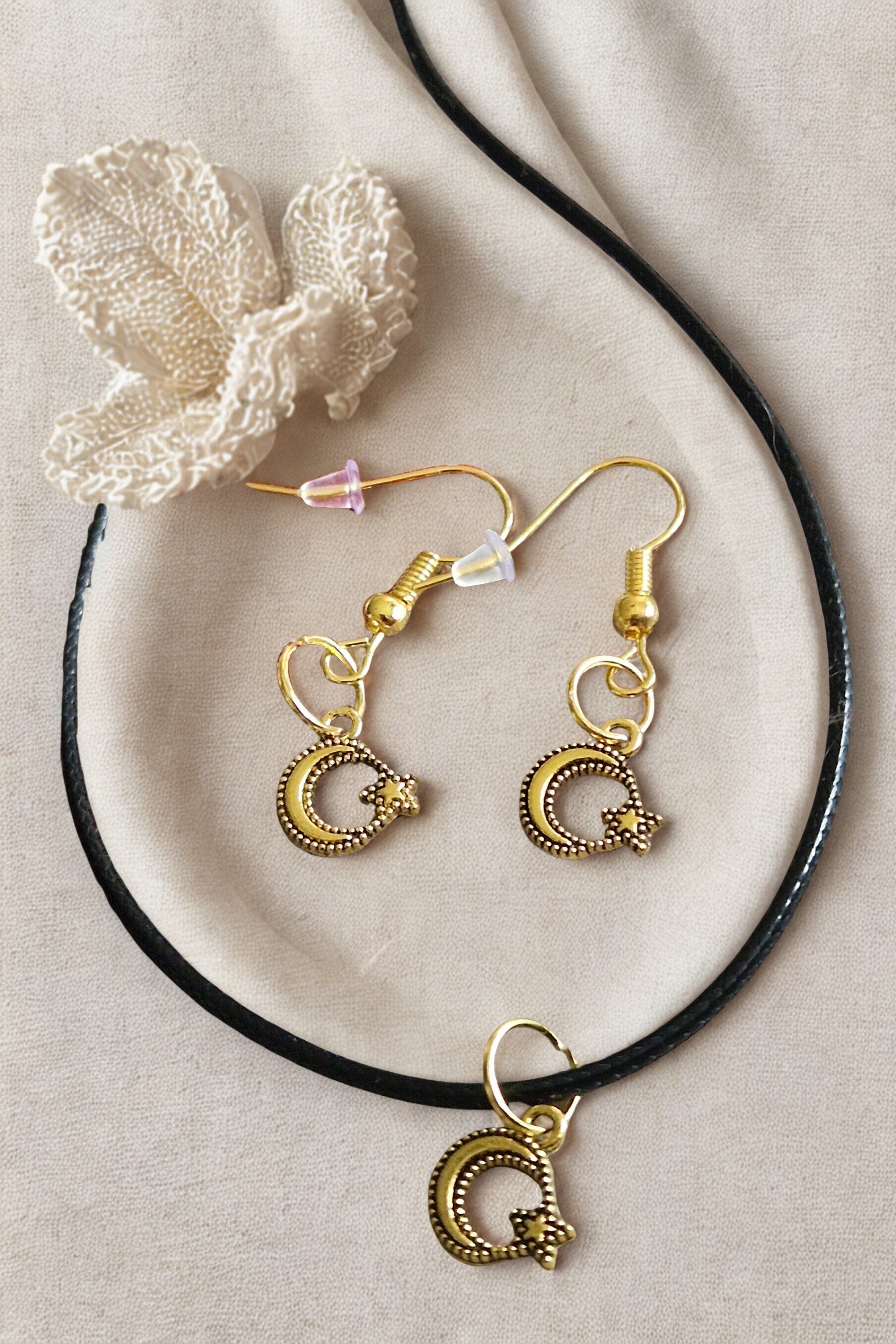 Parure  Collier avec pendentif  lune et étoile doré avec cordon ciré cuir noir avec boucles argenté et boucles d'oreilles doré lune et étoile