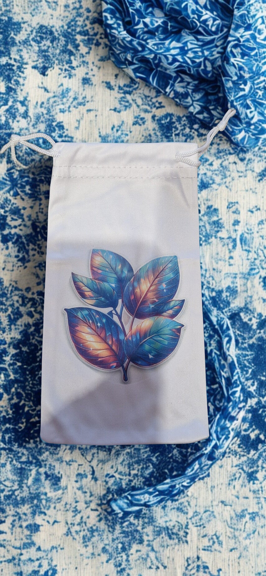 Étui/pochette  microfibré pour lunette, stylo, bijoux motif feuilles bleue métallisé