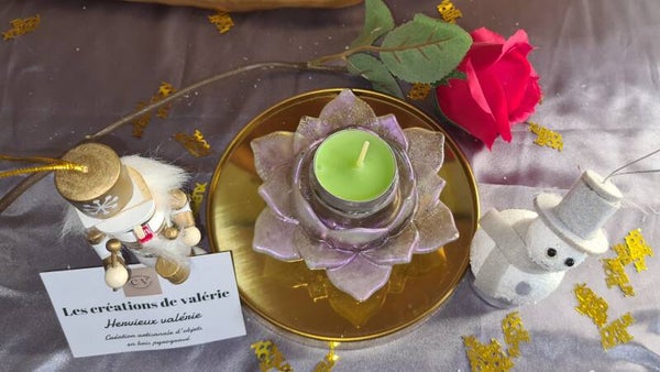Bougeoir en résine en forme de lotus,  couleur violet pâle métallisé et transparent