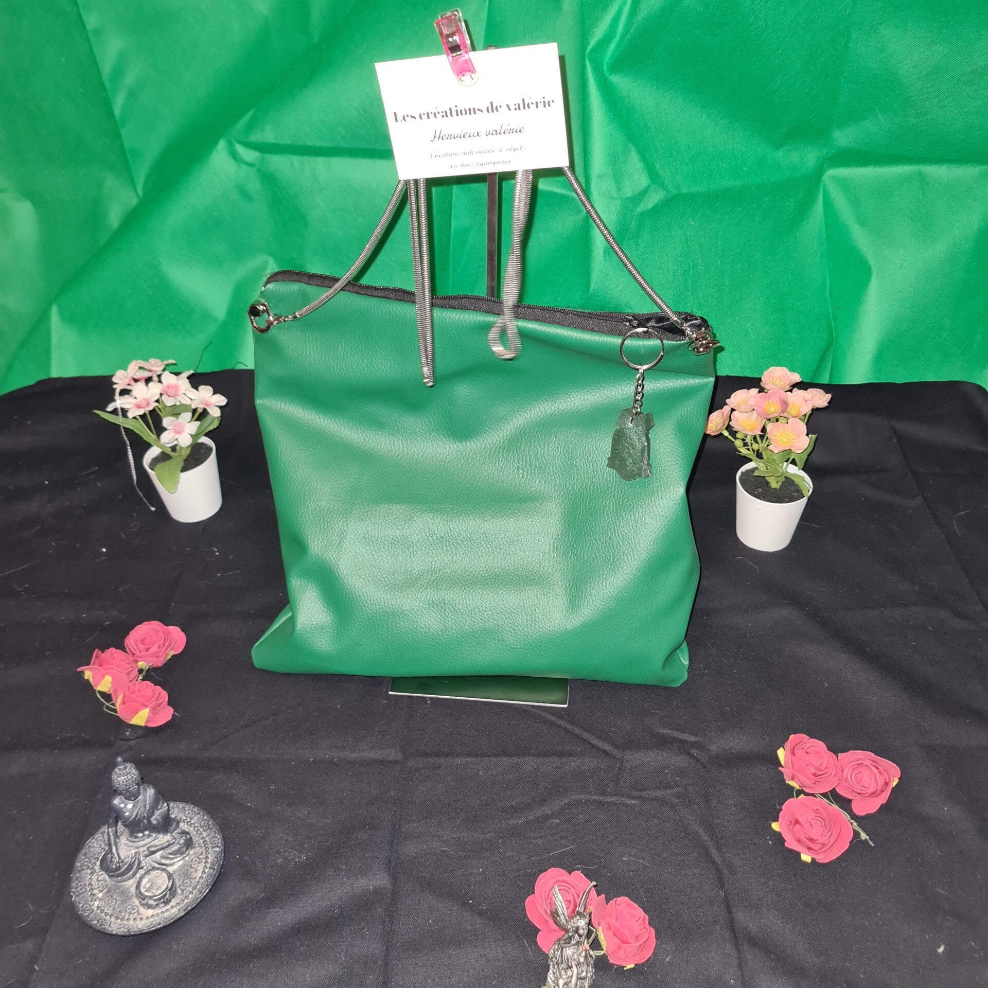 Sac simili cuir vert avec lanière chaine argenté rigide