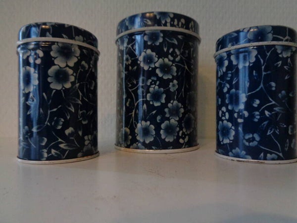 Drie voorraadbussen blauw bloemmotief