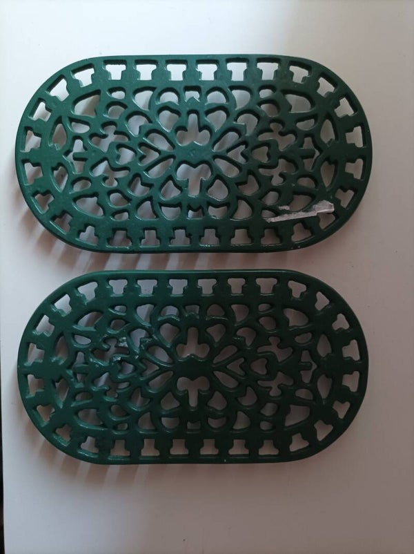 Twee Metalen Onderzetters Groen