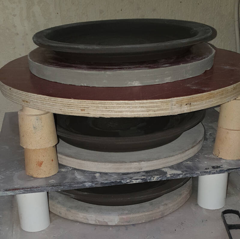 Thoolse borden die staan te drogen.