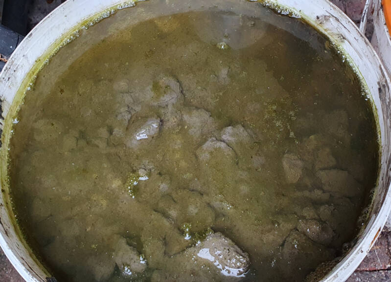 Emmer kleibrokken op water.