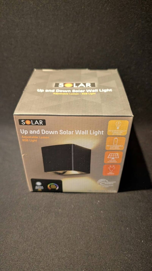 Solar wall light
