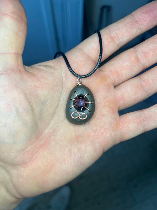 Mini Amuleto con all’interno Rame simbolo dell’infinito e ossidiana nera e ametista