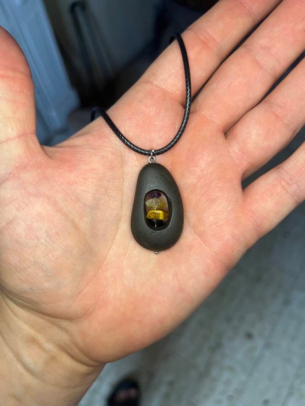 Amuleto con ossidiana nera, occhio di tigre e citrine  giallo e ametista