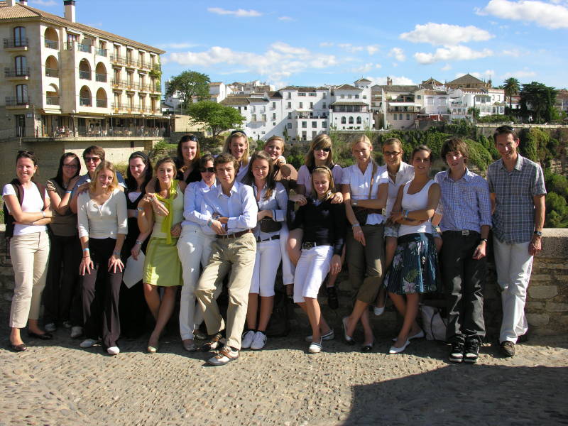 Schooljaar 2007-2008. Naar jaarlijkse traditie gaat 6 Toerisme op studiereis naar een toeristisch belangrijke bestemming in het zuiden van Europa. Voor de eerste keer werd dat de Costa del Sol met een aantal culturele uitstapjes in het binnenland van Anda