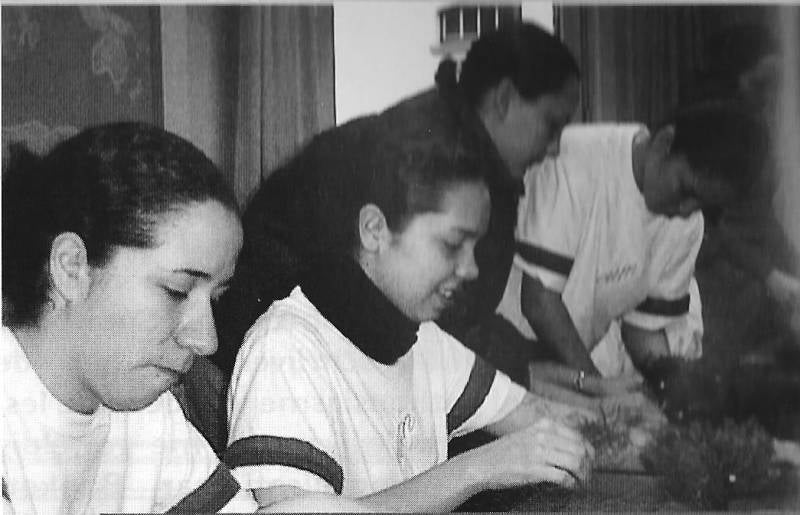 Sabrina Caeckaert geeft les decoratie aan Mexicaanse studenten. 