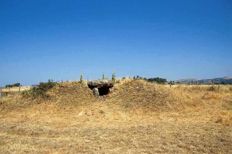 Le dolmen de Mons enfoui sous des tumulus plus tardifs (Cantal)