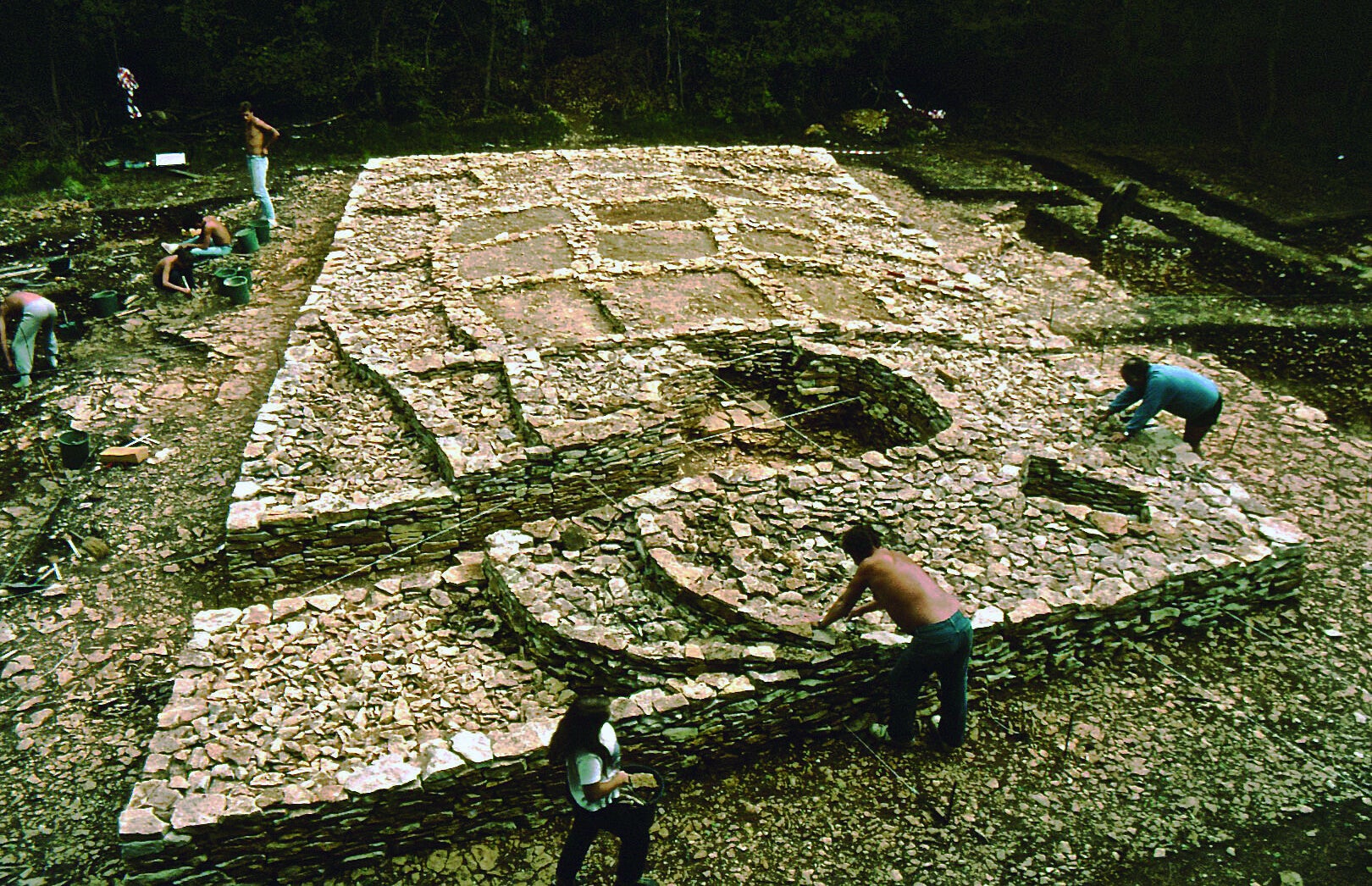 Tumulus A de la nécropole de Champ-Châlon lors de sa restauration, Benon (Charente-Maritime)
