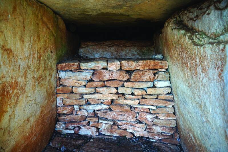 Reconstitution de la fermeture de la chambre du dolmen des Aguals (Lot)