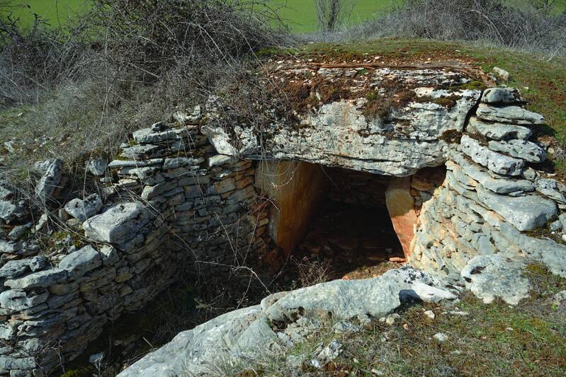 Entrée du dolmen des Aguals, Montbrun (Lot)