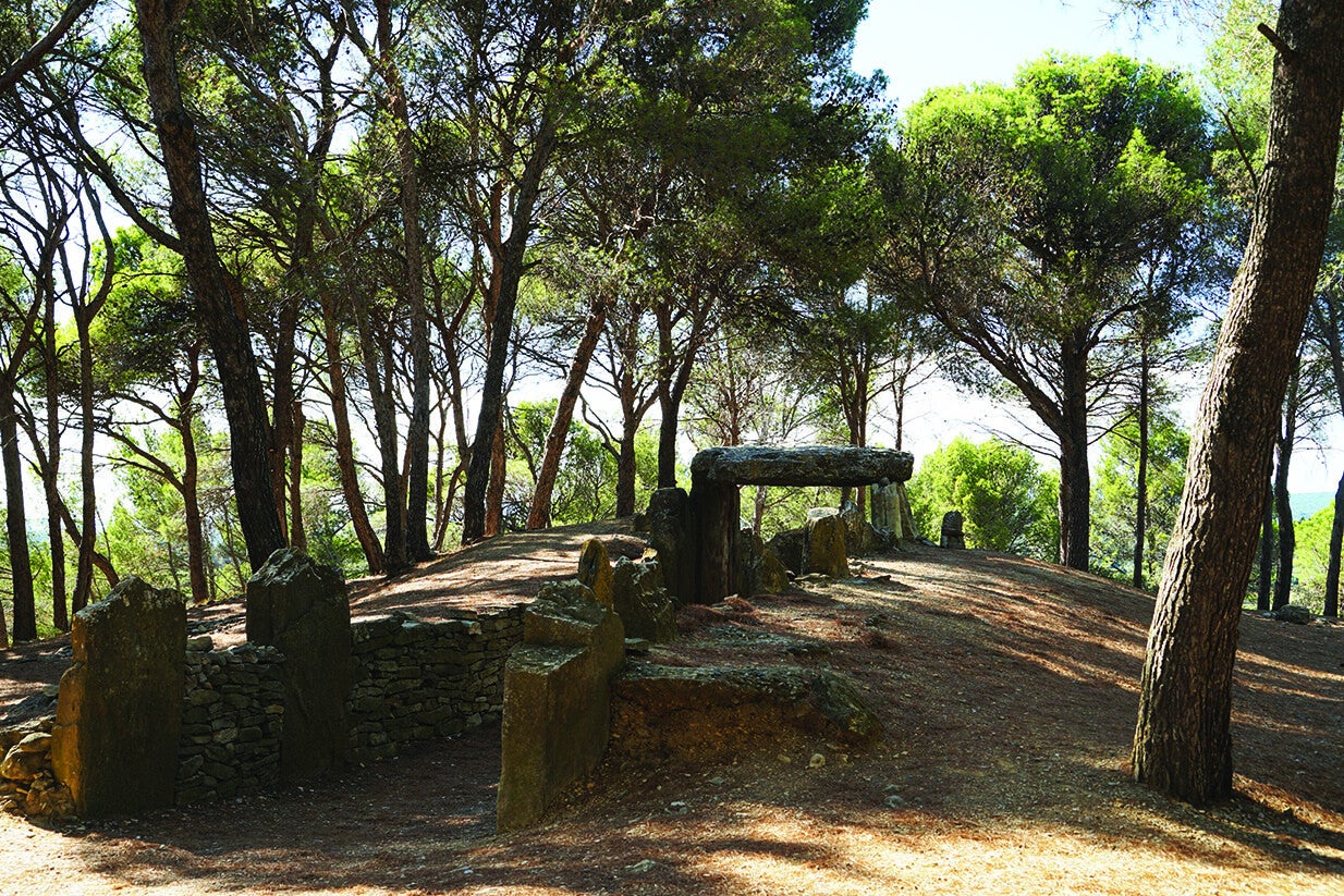 Dolmen du Palet de Roland dominant la vallée depuis sa butte, à Pépieux (Aude)