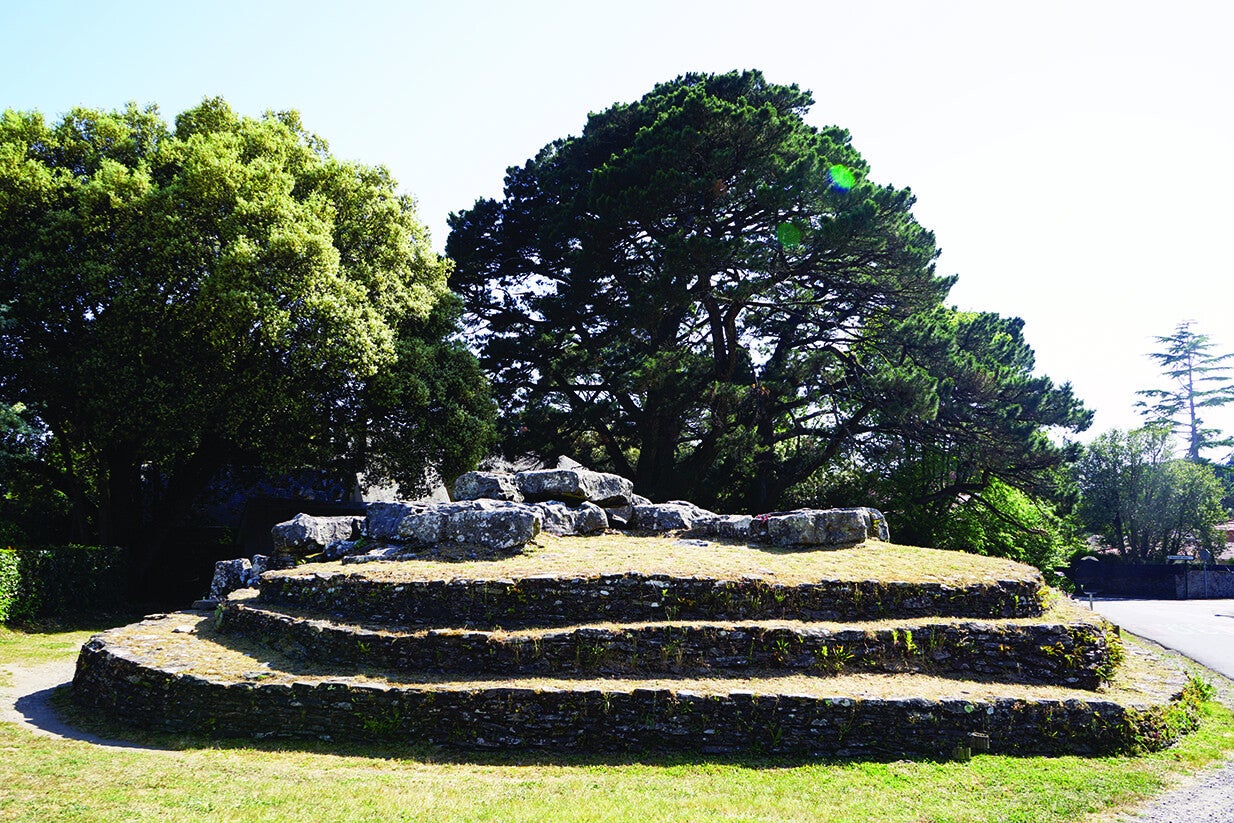 Arrière du cairn à degrés des Mousseaux, à Pornic (Loire-Atlantique)