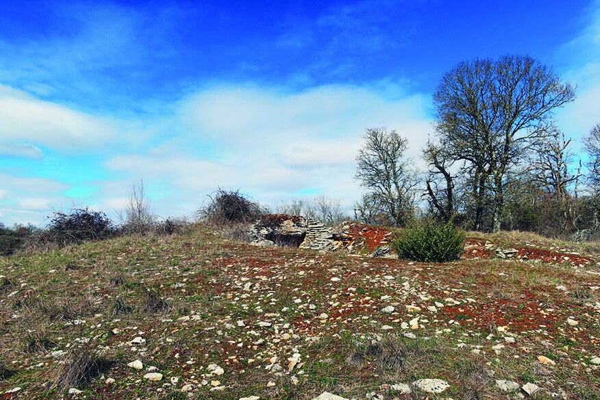 Dolmen des Aguals affleurant dans le paysage des Causses, à Montbrun (Lot)