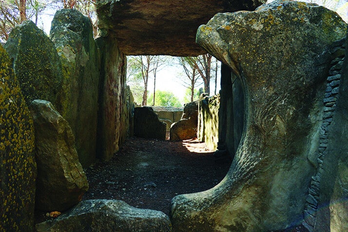 Longue galerie à trois compartiments et dalles échancrées du Palet de Roland, Pépieux (Aude)