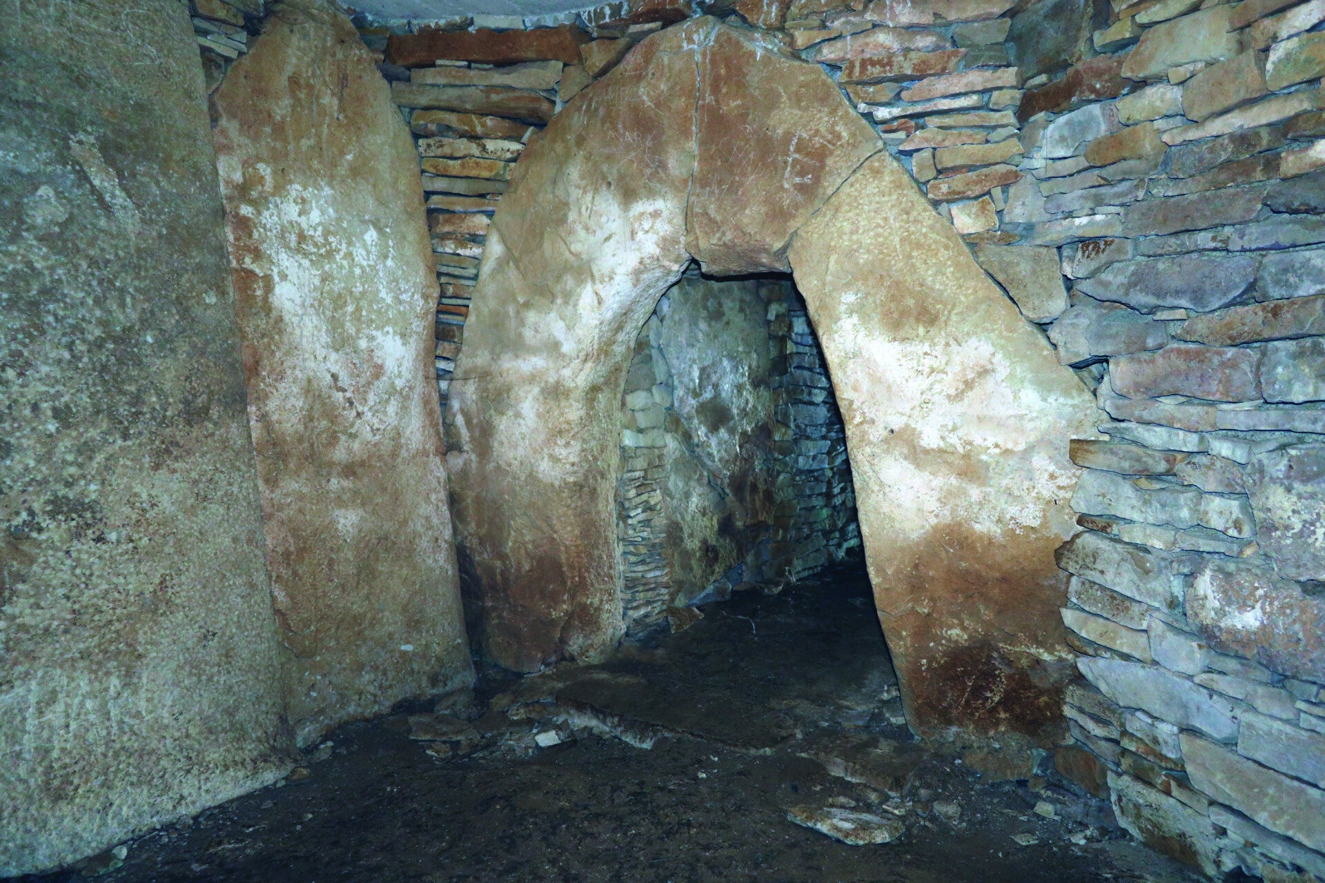 Porte à dalles échancrées d'une chambre du tumulus de Montiou, Sainte-Soline (Deux-Sèvres)