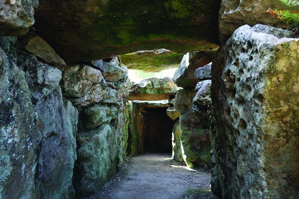 Couloir menant à la chambre d'un dolmen transepté du tumulus des Mousseaux, Pornic (Loire-Atlantique)