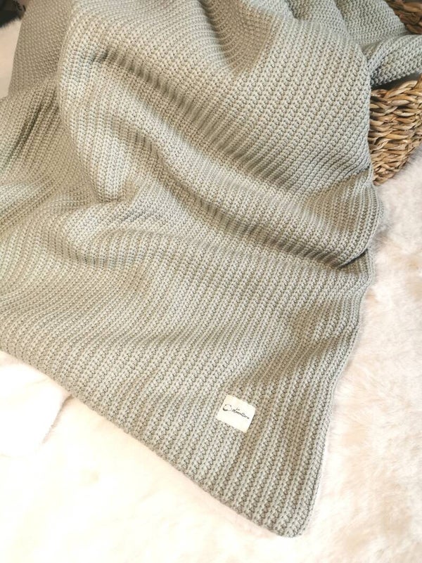 Couverture bébé en tricot vert sauge