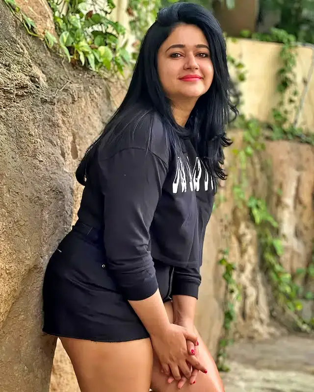 1poonam-bajwa-thighs-standard.webp