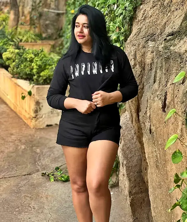 2poonam-bajwa-thighs-standard.webp
