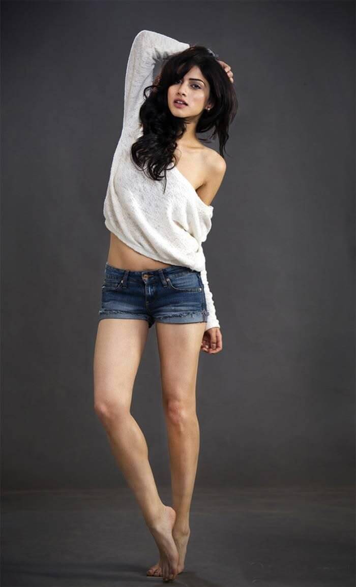 Sapna Pabbi's beautiful legs and thghs pictures3