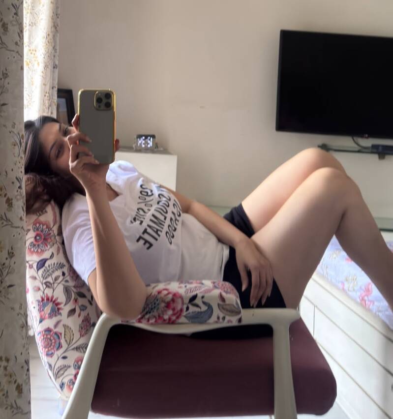 Aditi Gautam hot look in casual home dress 