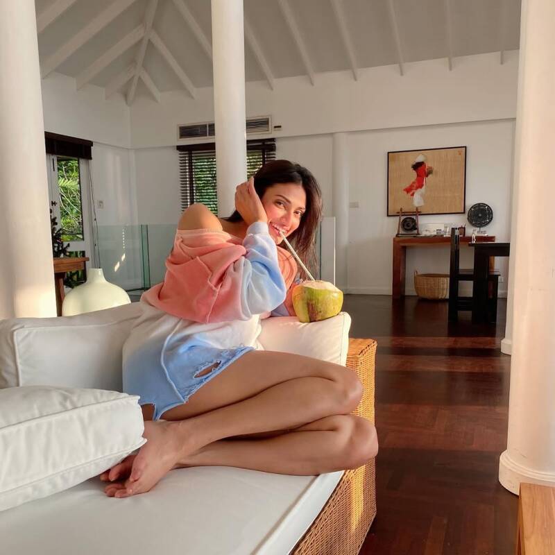 athiya-shetty-hot-standard.jpg
