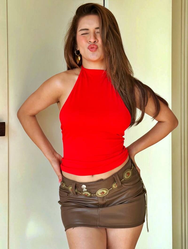 Avneet Kaur new hot image in brown leather skirt 