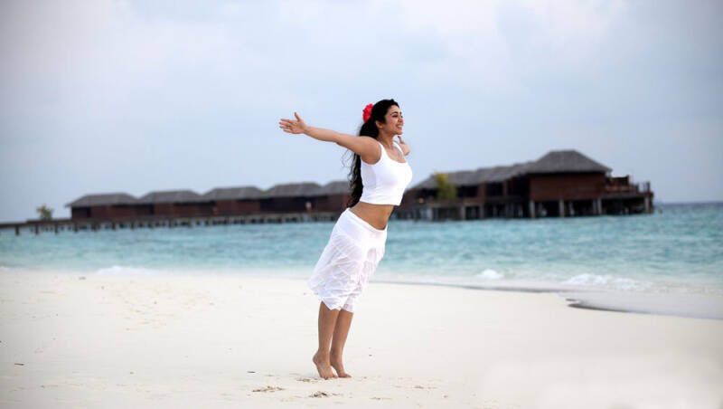 charmi-hot-photos-in-thailand-beach-7-standard.jpg