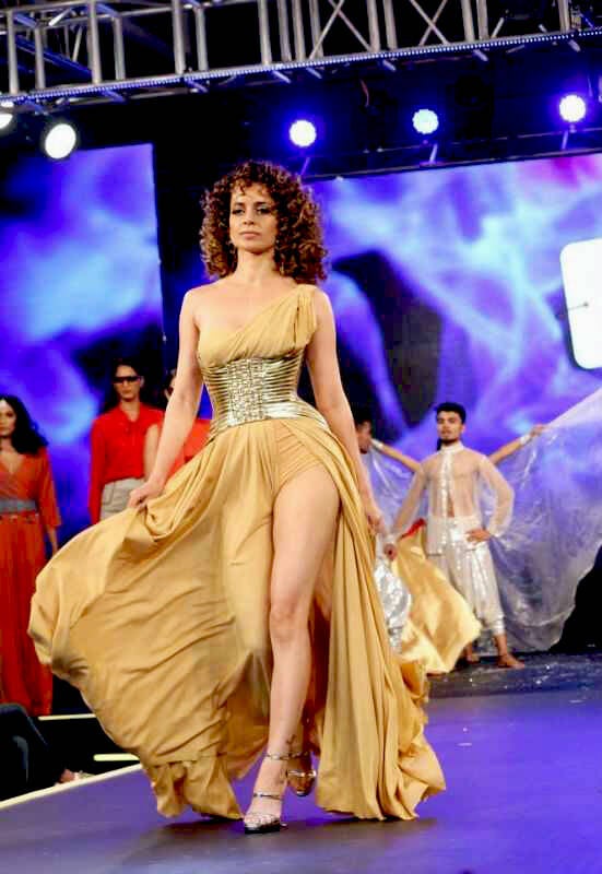 kangana-ranaut-cleavage-and-thighs-show-at-liva-creme-launch-event10-standard.jpg