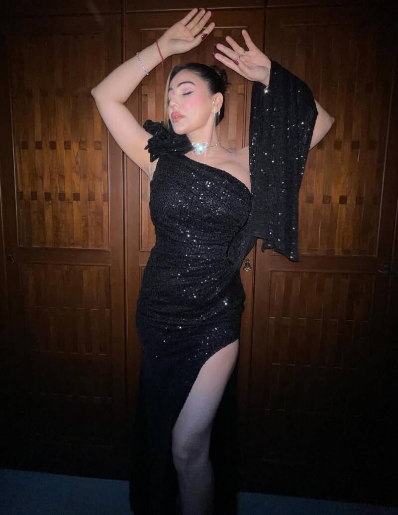 kangna-sharma-damn-hot-showing-her-milky-thighs-in-black-slit-gown-in-bollywood-party-new-hot-photos-12-standard.jpg