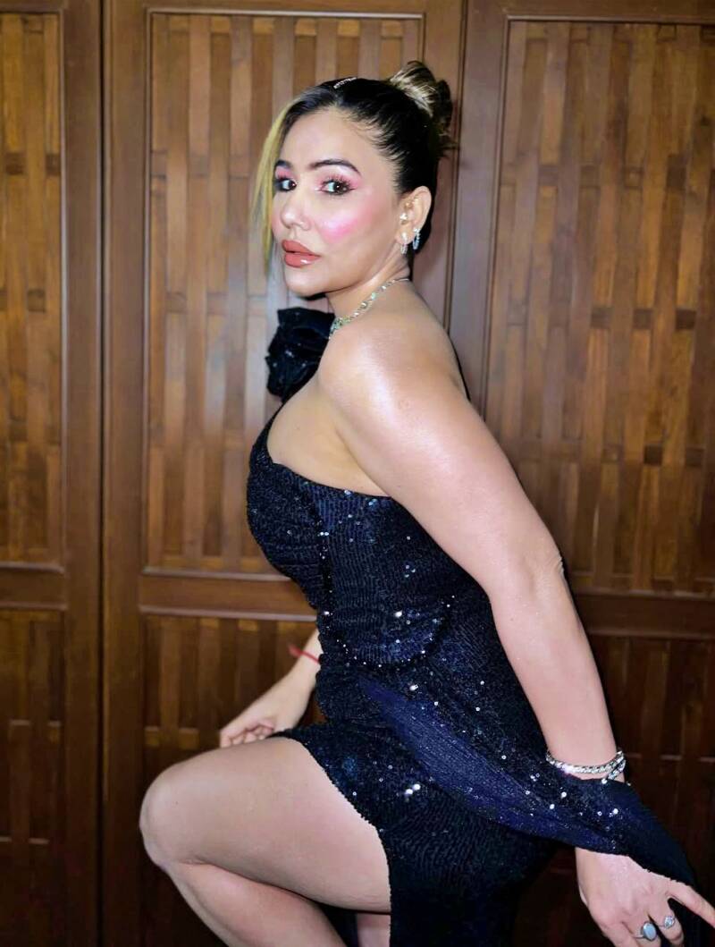 kangna-sharma-damn-hot-showing-her-milky-thighs-in-black-slit-gown-in-bollywood-party-new-hot-photos-13-standard.jpg