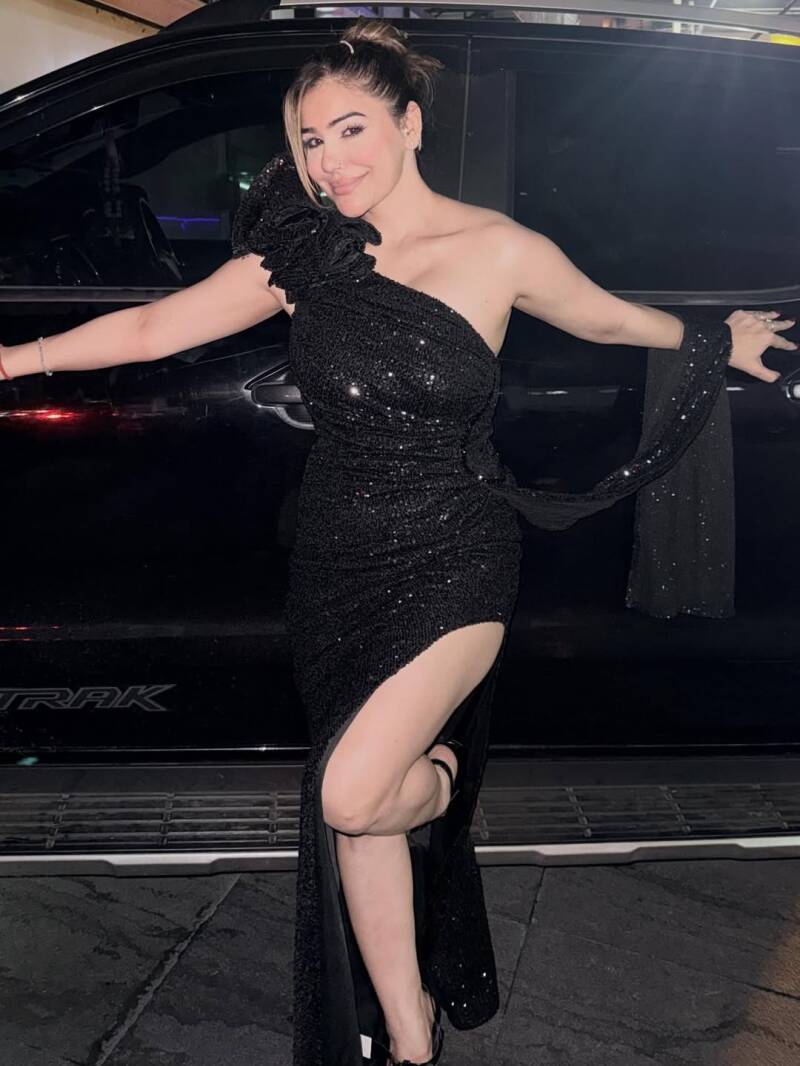 kangna-sharma-damn-hot-showing-her-milky-thighs-in-black-slit-gown-in-bollywood-party-new-hot-photos-2-standard.jpg