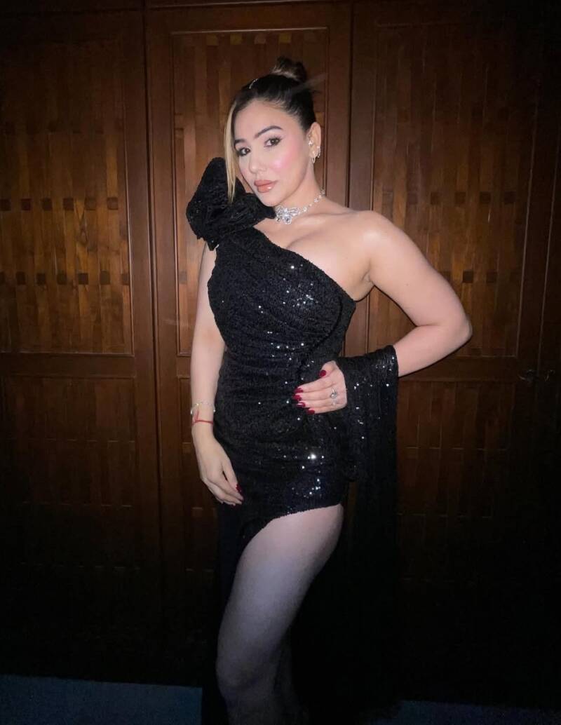 kangna-sharma-damn-hot-showing-her-milky-thighs-in-black-slit-gown-in-bollywood-party-new-hot-photos-6-standard.jpg