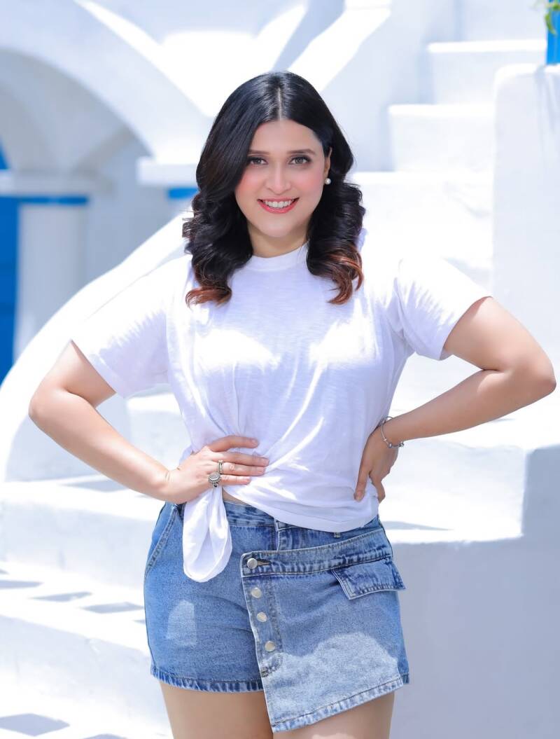 mannara-chopra-in-jeans-skirt-showing-her-milky-white-huge-thigh-and-hot-legs-5-standard.jpg