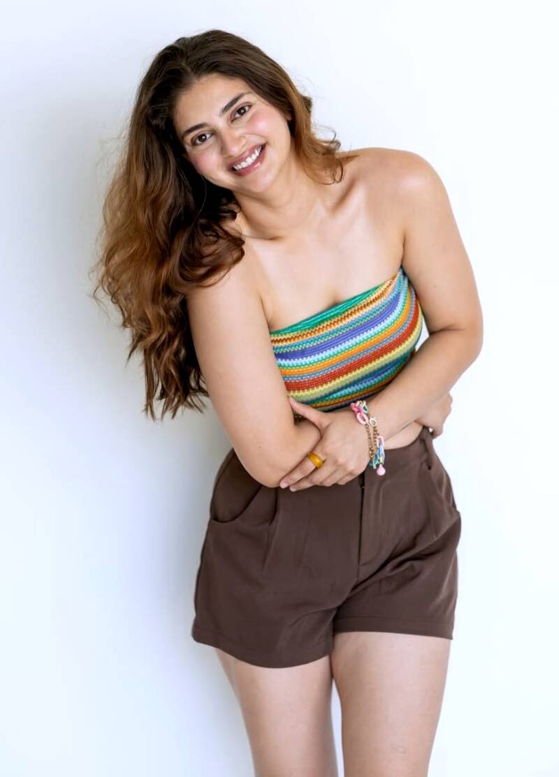 nazia-davidson-cool-dashing-look-in-short-pant-and-crop-top1-standard.jpg