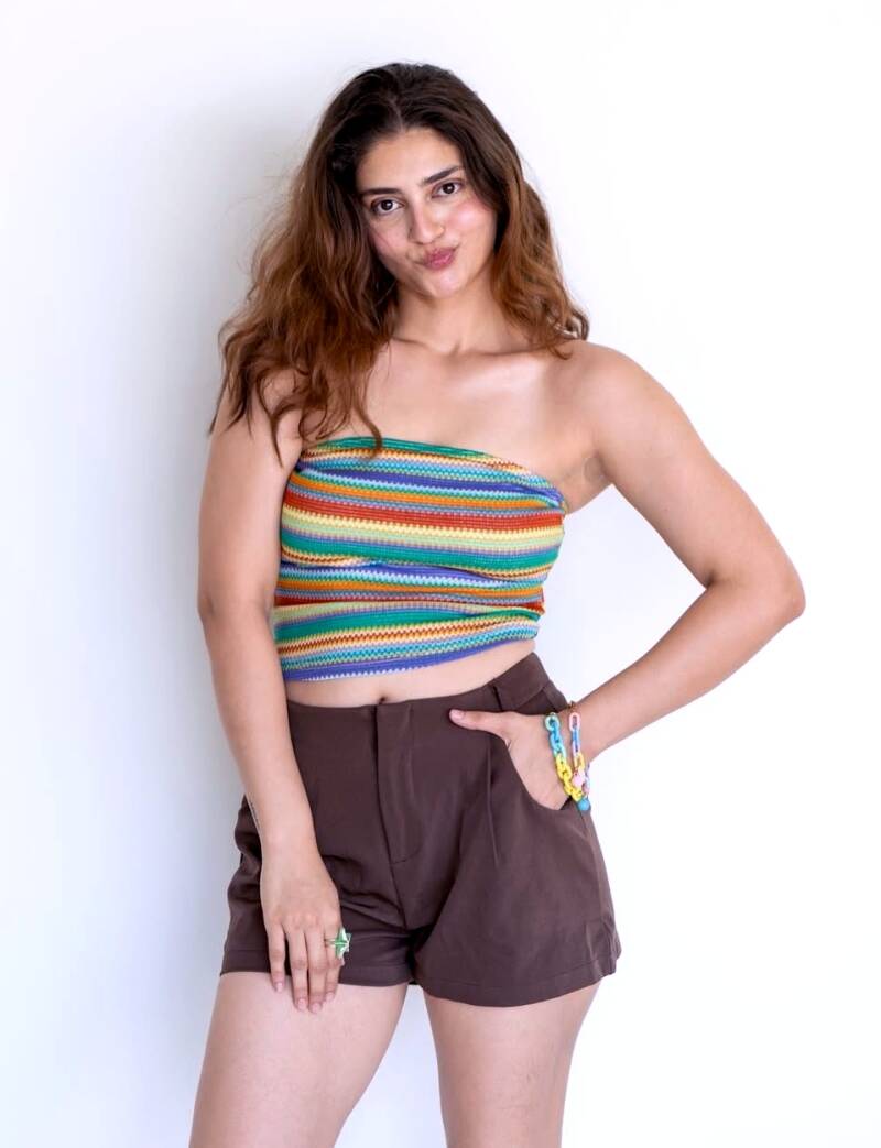 nazia-davidson-cute-look-so-hot-in-short-pant-standard.jpg