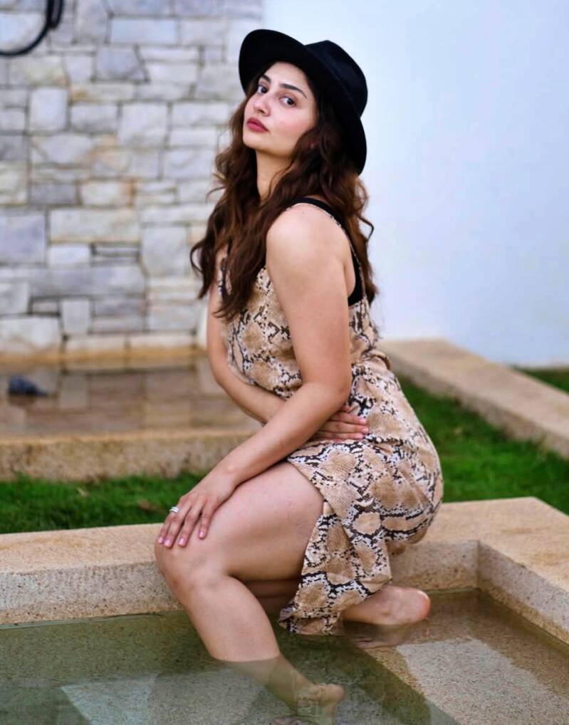 nazia-davidson-thighs-dip-in-pool-standard.jpg