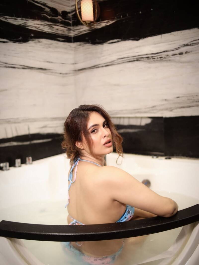 neha-malik-hot-bikini-on-the-bath-tub3-standard.jpg
