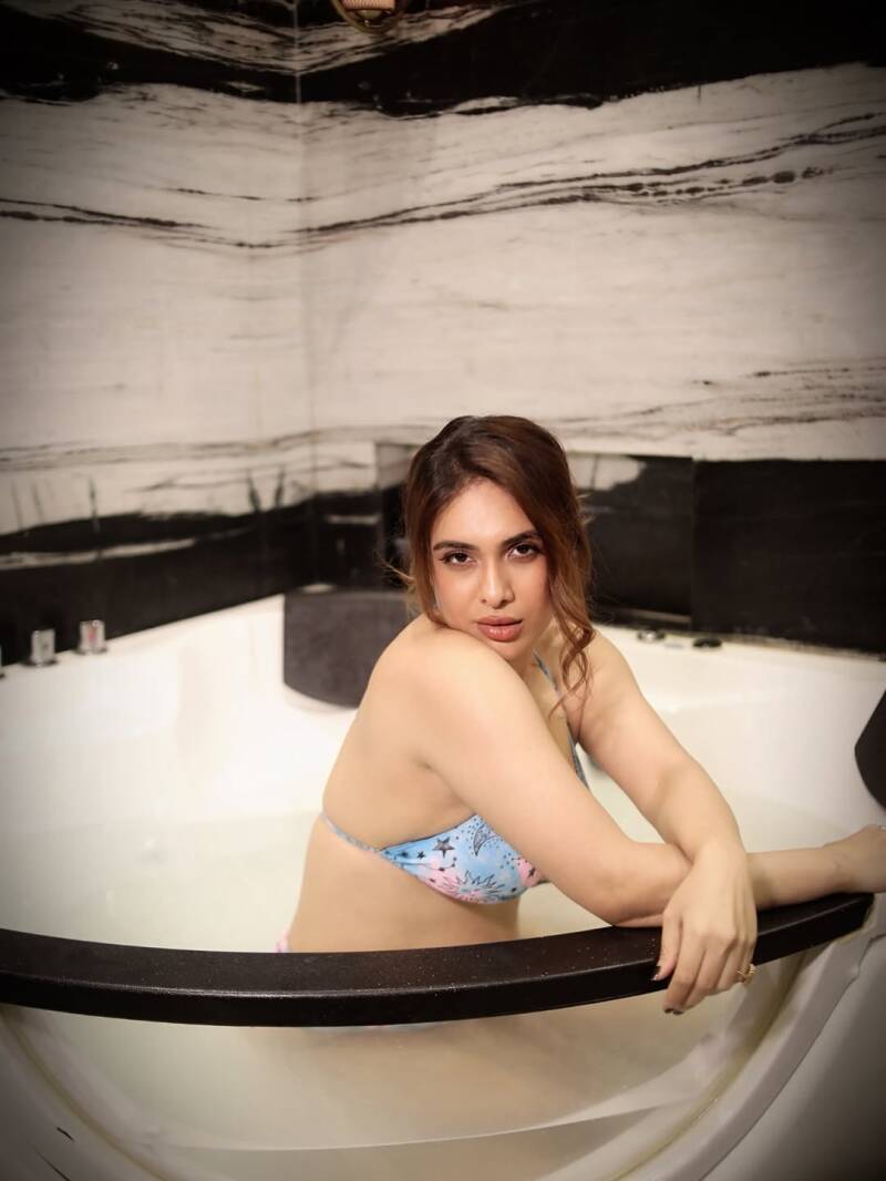 neha-malik-hot-bikini-on-the-bath-tub6-standard.jpg