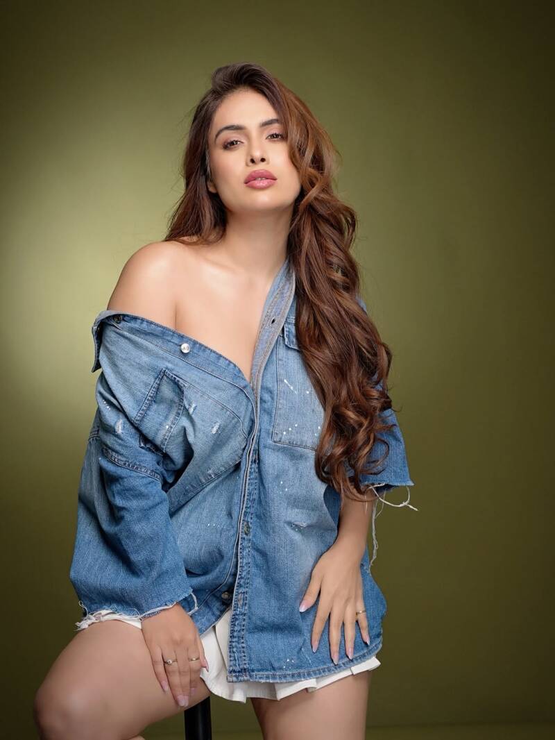 neha-malik-in-white-mini-skirt-hot-photoshoot-images-7-standard.jpg